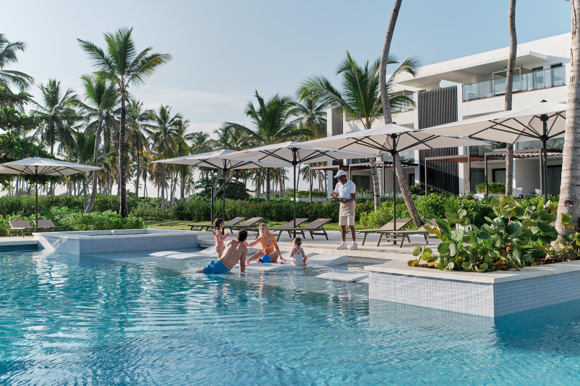 Resort en República Dominicana con Meseros en la Playa